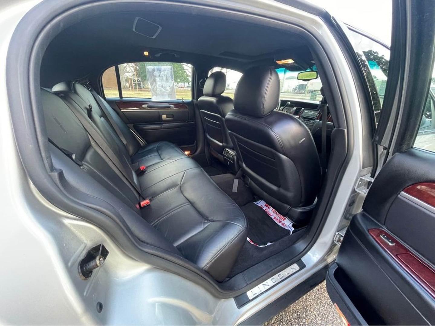 2004 Silver /Black Lincoln Town Car Ultimate (1LNHM83W84Y) with an 4.6 V8 engine, Automatic transmission, located at 5700 Curlew Drive, Norfolk, VA, 23502, (757) 455-6330, 36.841885, -76.209412 - Photo#15